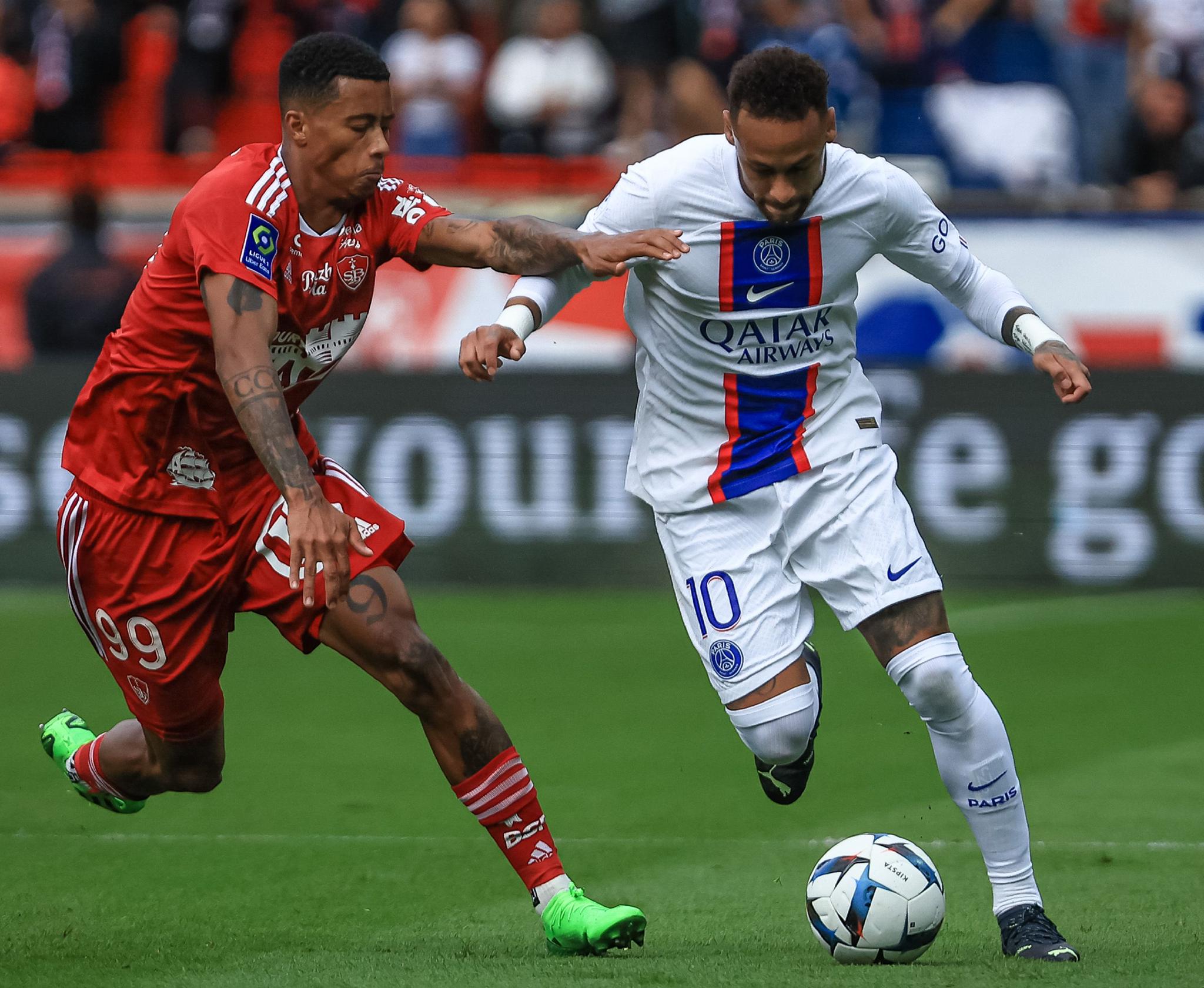 巴黎圣日耳曼领先法甲，夺冠悬念现