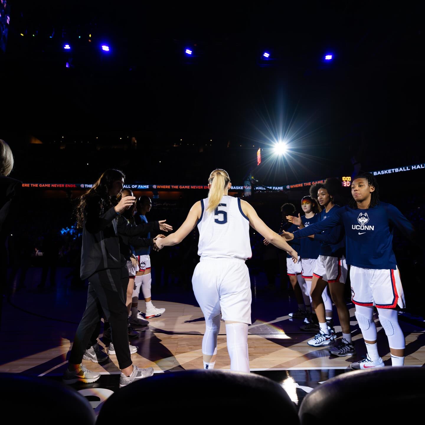 美国NCAA强队交锋再掀争议，冠军热门浮现(美国 ncaa)