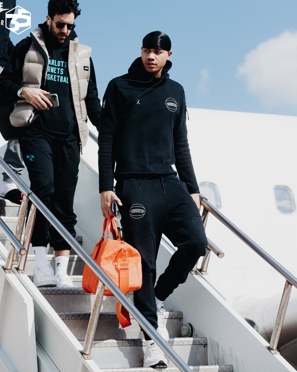 KOK体育-夏洛特黄蜂队在关键时刻挺身而出，获得翻盘胜利