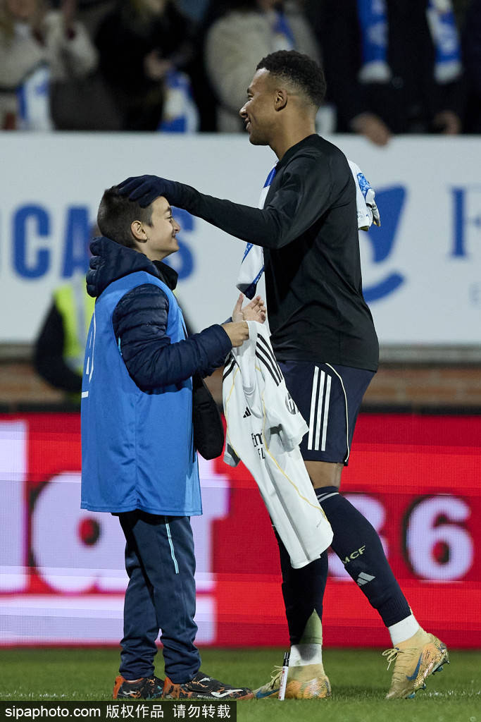 KOK体育-巴黎前锋姆巴佩或将离队,对阵阿尔克马尔比分